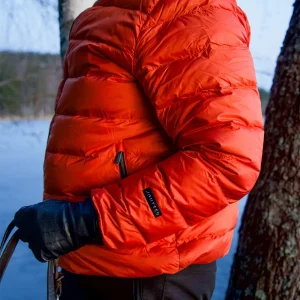 Ruska lätt dunjacka av återvunnet tyg höstorange
